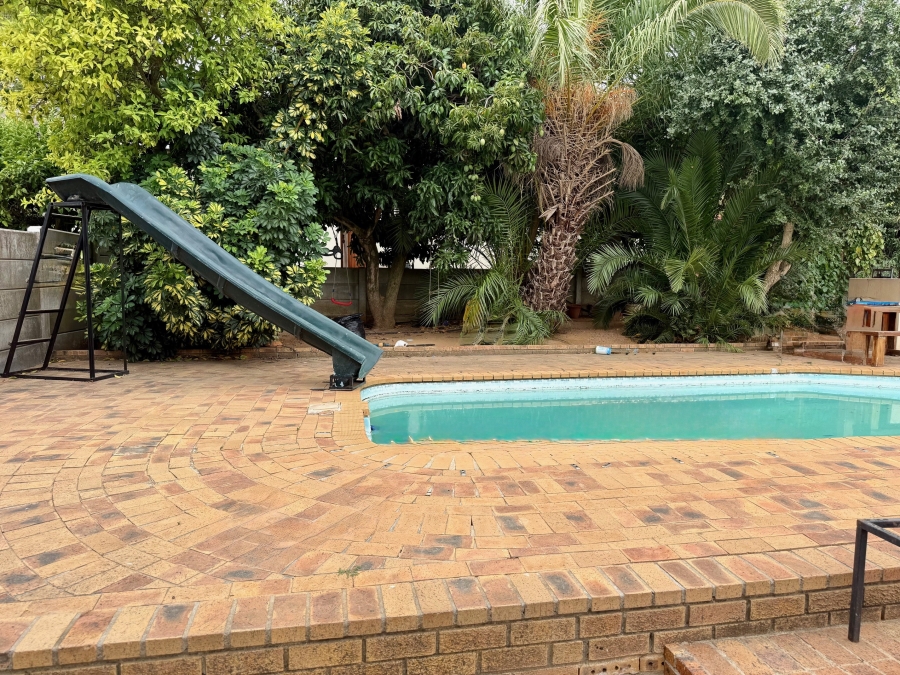 4 Bedroom Property for Sale in Bergzicht Western Cape